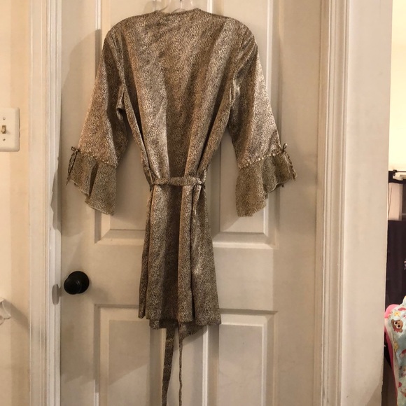 Secret Treasures 🎉HP🎉 Cheetah Robe - Picture 2 of 5
